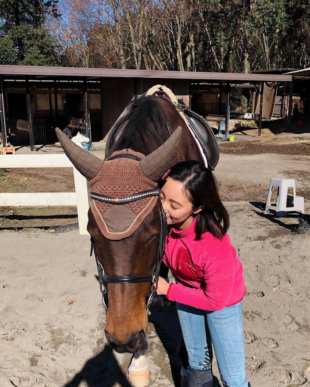 東美樹さんのインスタグラム写真 - (東美樹Instagram)「とっても嬉しかったこと🐴🌿 ずっと悩みだった ”右の鎧が外れやすい” が、今回のレッスンでポイントがわかり少しだけ解消できました😆  「生き物に乗る。」  車や機械とは違い、お馬さんも人間同様生きていて感情があります。 それぞれの個性やペースがあり、その時のコンディションもお馬さんそれぞれ。  馬と一体となって一緒に走ることは、お馬さんにとっても人間にとっても とても心地よい時間なのです😌🌿  お互いにとって心地の良い時間を増やすことは、私のこれからの大きな課題。  乗馬歴だけが長い初心者の私は、こういったポイントを少しずつ掴んで、この感覚を少しでも長く続けられる様に練習あるのみ。  インストラクターの方のとても丁寧でわかりやすい指導のお陰で、さらに心地よく、楽しく、馬と向き合うことに集中できました。気持ちのいいレッスンに感謝です🙏🏼🌿  ただ乗るだけではなく、馬と少しでも繋がるヒントをもらいたいので私は個人的に準備から勉強させていただいてます😊 準備についてもまた今度ご紹介しますね♬ can’t wait to go back there again! . . . #horsebackriding  #Japan #shortgetaway #horseriding #animist #mindfulness #mikihigashi #Japanesemodel #animistmiki #animism  #乗馬 #乗馬女子 #アニミズム #なりたい自分 #八百万の神 #マインドフルネス #東美樹 #乗馬好きな人と繋がりたい」12月20日 22時07分 - mikko.36___