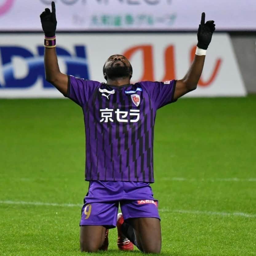 のインスタグラム：「Although we couldn’t promote to J1 this season, let’s fight harder and smarter as one family next season both the players and supporters.... We made history together Sanga supporters/family I’m the 4th in J League history to win both J1 and J2 top scorer. And first player to win in the order of J1 first, then J2. I Want to take this opportunity to thank each and everyone of you for your support from the back room staff,My teammates,coaching staff and You Amazing supporters and of course My family. Thank you all and God bless Amen. #UtakaSanga2021👍🏾👏🏾」