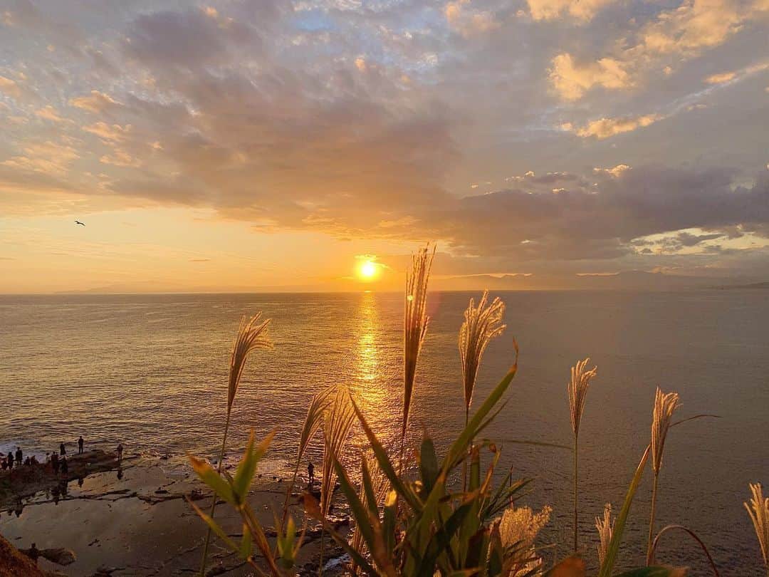 AKARIのインスタグラム：「#江ノ島 📍 江ノ島の一番奥まで歩いていったらちょうど夕陽の時間 ぴったりでこんな素敵な景色みれた😭✨✨  この瞬間の空って、一瞬で表情変えるから 目を離したくなくなるよね𓂅  帰りの階段地獄のお陰で足がパンパンなったから また数年後に見に行きたい！笑」