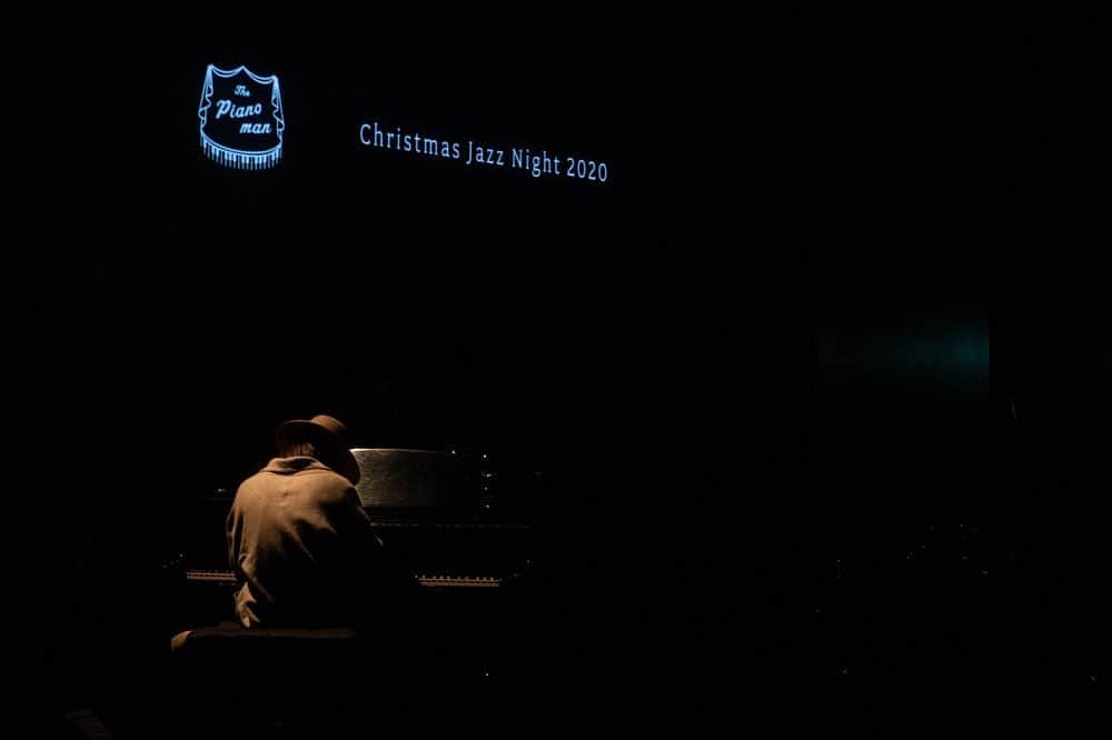 YoYoさんのインスタグラム写真 - (YoYoInstagram)「『YoYo the “Pianoman” Christmas Jazz Night 2020』無事に公演を達成！！  クリスマスには音楽は欠かせない！どんな状況下でも、クリスマスジャズナイト♫ トリオからのカルテット！サプライズ登場。最高のメンバーと共に音を奏で、さらにシークレットスペシャルゲストには・・・キヨサク(MONGOL800)が！！！サプライズ出演！！！遥々小金井まで来てくれてコラボセッション♫ YoYo the “Pianoman” にボーカルをフューチャーする形で奏でた曲は、、、「小さな恋のうた」MONGOL800の大ヒット名曲をジャズアレンジしてお届けしました。 改めて、、引き込まれてしまう"優しい歌"。尊敬できる仲間とこうして音を奏でステージを作れる事が、最高の幸せだった。。。ありがとう。。。キヨサク。。。  今回のライブ開催発表後に瞬速のリアクションで応えてくれた皆さん、ライブ中マスクを着用しながら、、、戸惑いもある中だったかと思いますが、熱い気持ちを精一杯の拍手で示してくれたおかげで、最高の空間、一緒に作り上げる事ができました！  そして最後にもう１サプライズ、このライブのハイライト編をクリスマスに配信します！！！ 『The Highlights of YoYo the “Pianoman” Christmas Jazz Night 2020』12/23に有料放送緊急決定です。アーカイブは12/23〜12/26まで。 開催時にあった配信ライブのリクエストの声に応える事が、、、その後の調整で、実現可能となりました！当日は豪華なカメラ台数で撮影が入り、、、このライブを全国に届ける事ができます。是非是非是非放送をご覧いただければと思います。電子チケット購入でライブ会場販売グッズもWEB STOREで購入できます。詳細は近日UPです。  さらにもう１サプライズ、12/19公演はGo Toイベントとして開催いたしました。公演開催についての国からの前向きなサポートにも心より感謝いたします。 いくつのサプライズか重なっただろう、、、記憶にも記録にも残る一夜になりました。 体中に音楽を感じてまた前へ進む力をもらいました。お集まりくださった皆さまありがとうございました！！！  Members are... (Piano)YoYo the "Pianoman" (Bass)岩見継吾 (Drums)長谷川ガク (Flute,Sax)副田整歩 with...Secret Special Guest キヨサク(MONGOL800)  2020.12.19  #yoyothepianoman」12月20日 22時17分 - yoyo_soffet