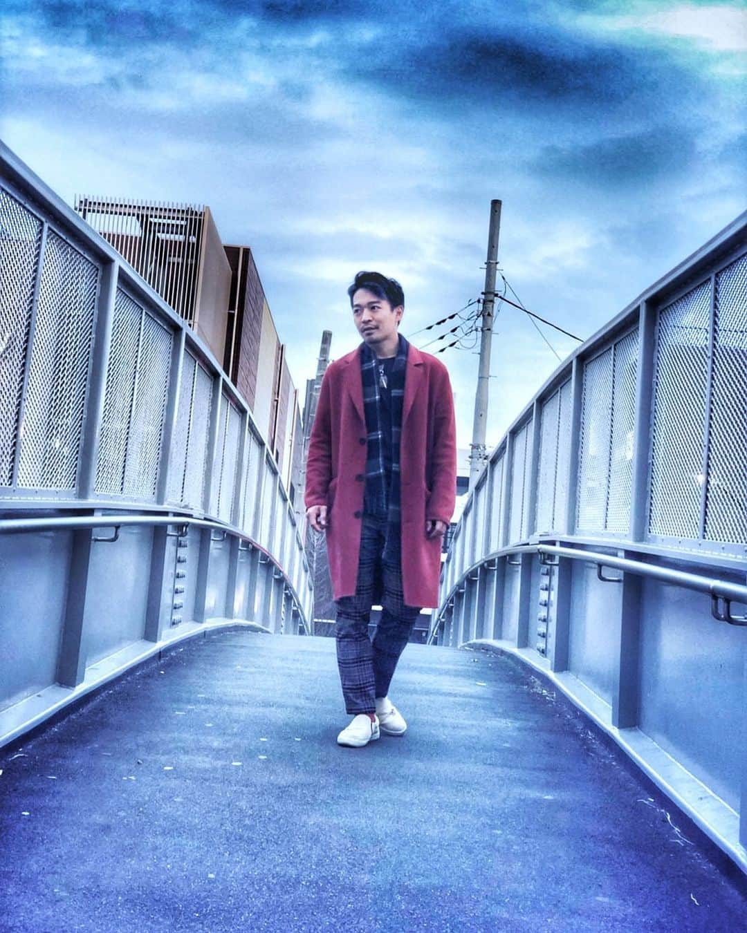 三嶋健太さんのインスタグラム写真 - (三嶋健太Instagram)「#orangecoat #orange #オレンジコーデ　#俳優　#actor #道路　#真ん中　#道端　#橋 #動物好きな人と繋がりたい #mensfashion #ootd #ootdfashion #ootdhijab」12月20日 22時27分 - kenta87mishima