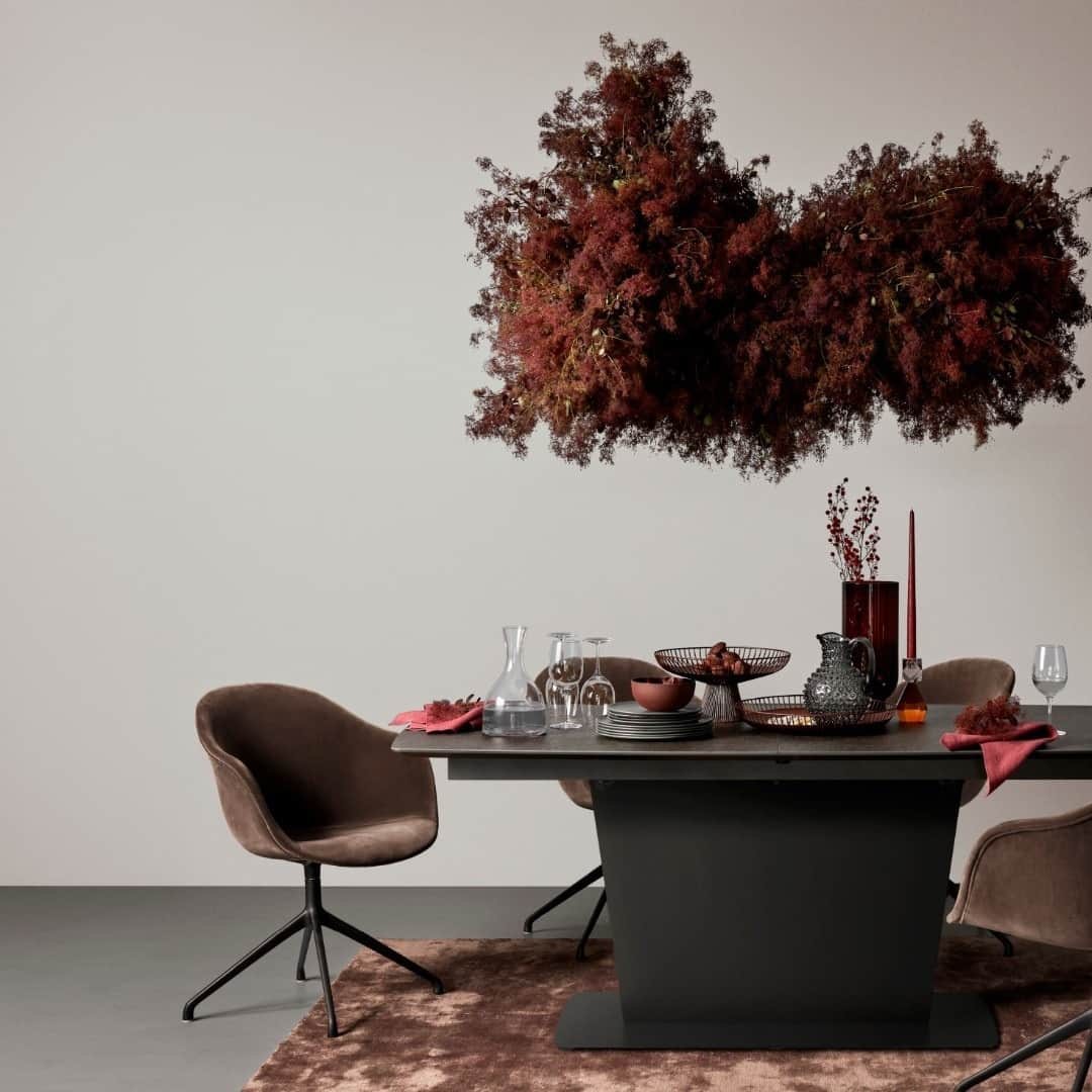 BoConceptさんのインスタグラム写真 - (BoConceptInstagram)「Put some ‘extraordinary’ into your Christmas dinner with a statement flower cloud. Which style is your favourite?  Create yours with our easy how-to guide through the link in bio.  Adelaide chair from £716  Milano table from £3,929  Simple rug from £1,769  #boconcept #liveekstraordinaer #flowercloud #diningtable #tablesetting #diningroom #christmasdecorations」12月20日 22時20分 - boconcept_official