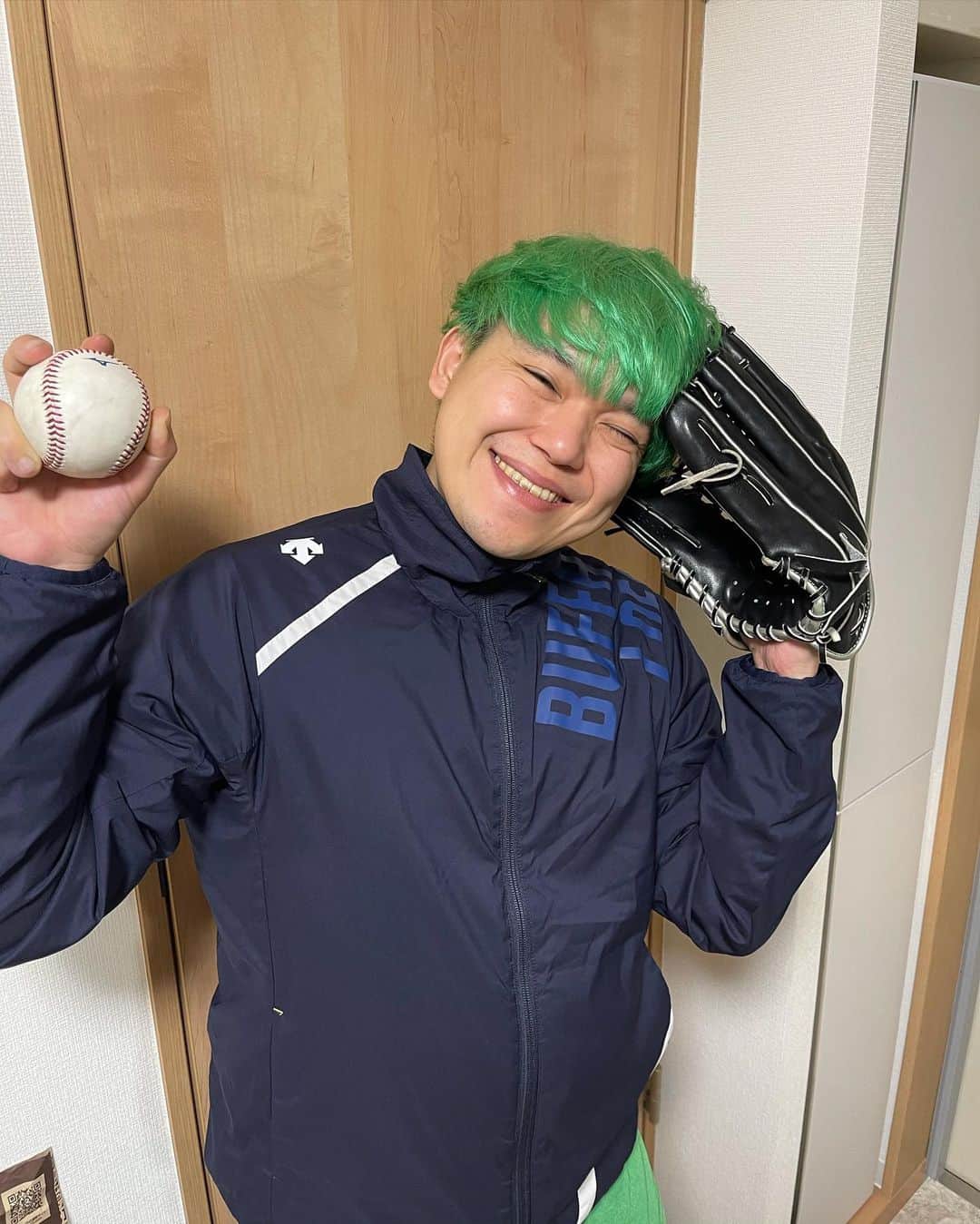 相馬トランジスタのインスタグラム：「オリックスの西浦選手からユニフォームやグラブをいただきました💚  怪我でリハビリ中なのに、僕にこんな素敵なプレゼントをくれた西浦選手を来季も、いや、これからもずっと応援し続けます！！📣  よろしければ、みなさんも西浦選手の応援をよろしくお願いします🙇‍♂️  #絶対復活 #泣いた #オリックス」
