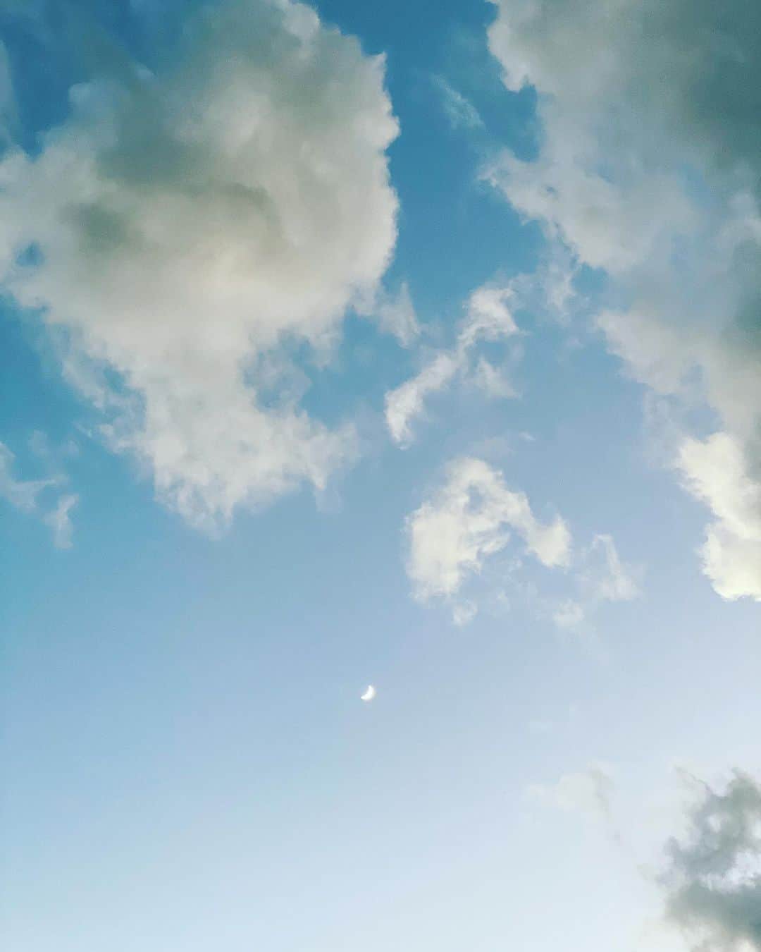 渥美友里恵のインスタグラム：「「picturesque 」 ﻿ ﻿🎨  #今週のお裾分け  #歩いていたら空が綺麗でした #🌙 #☁️  #空  #skyphotography #picturesque」