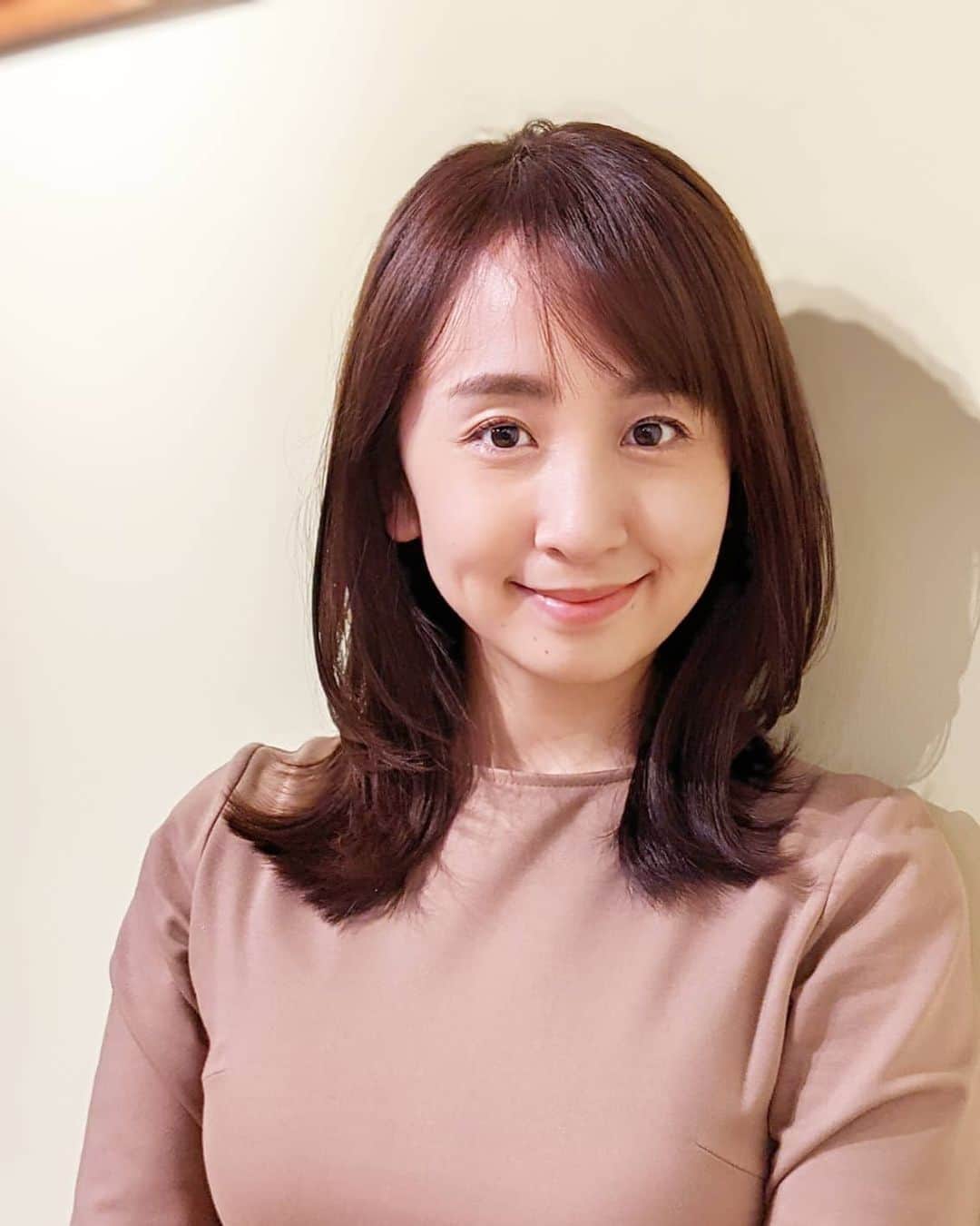 小野恵美のインスタグラム：「New Hair✂  今は伸ばしたい気分なので長さはそのまま✨トリートメントもしてサラサラになった！  パパと娘はお留守番してもらいリフレッシュしてきました。ありがとう。  #髪型 #hairstyle #hair #haircolor #美容室 #美容院 #ヘアカット #ヘアメンテナンス #ママ美容師 #ミディアムヘア #セミロング」