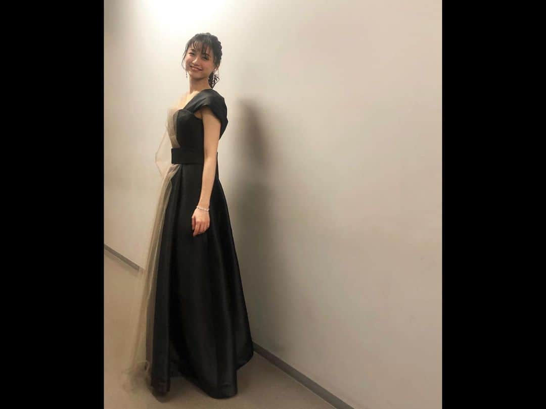 木下晴香さんのインスタグラム写真 - (木下晴香Instagram)「OrbTALK LIVE in CONCERT﻿ ﻿ 昨日、今日の2ステージ﻿ ゲスト出演させていただきました！﻿ ﻿ キャスト・スタッフ、オーケストラの皆さん﻿ メッセージを寄せてくださった世界のクリエイター、 パフォーマーの皆さん﻿ そしてお客さまと素敵な時間を過ごすことができました。﻿ ありがとうございました。﻿ ﻿ 配信を見てくださったみなさまもありがとうございます！﻿ ﻿ このステージを通して﻿ 2020年を色々思い返しながら﻿ もっともっと上手くなりたい、というか﻿ お客さまの心に響く、届くパフォーマンスができるようになりたいとより強く思った木下です☺︎﻿ ﻿ 世界的にはまだまだクローズしている劇場も多い中﻿ こうして舞台に立たせていただけたこと、﻿ お客さまと同じ空間を共有できたこと﻿ 本当に感謝しています。﻿ ﻿ 世界の劇場が日常を取り戻せる日が﻿ 1日も早くくることを心から願って。 ﻿ ﻿  シアターOrbにたくさん立たせていただいた2020年！﻿ 神棚に、本当にお世話になりました。とご挨拶してきました。﻿ ﻿ 来年、また皆さまと劇場で笑顔でお会いできますように。﻿ ﻿ くれぐれもお身体に気をつけて。﻿ 素敵な年の瀬を✨﻿ ﻿ ﻿ 衣装は左右で全然表情が違う、ステキなドレスでした…🖤﻿ ﻿ #森久美子 さん﻿ #小池徹平 さん﻿ #大野拓朗 さん﻿ #溝渕俊介 さん﻿ #TETSUHARU さん﻿ #木下晴香」12月20日 22時24分 - haruka_kinoshita_official