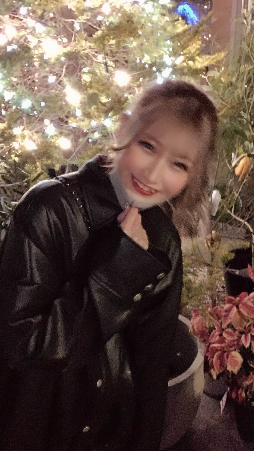 のインスタグラム：「. クリスマスマーケット行ってきたん🎅🏻🎄❤︎ 1番クリスマスが好き!!! 持ってるカクテルの上に生クリーム結構のってて 飲みづらすぎてこぼした🤫笑 . #クリスマス #クリスマスマーケット」