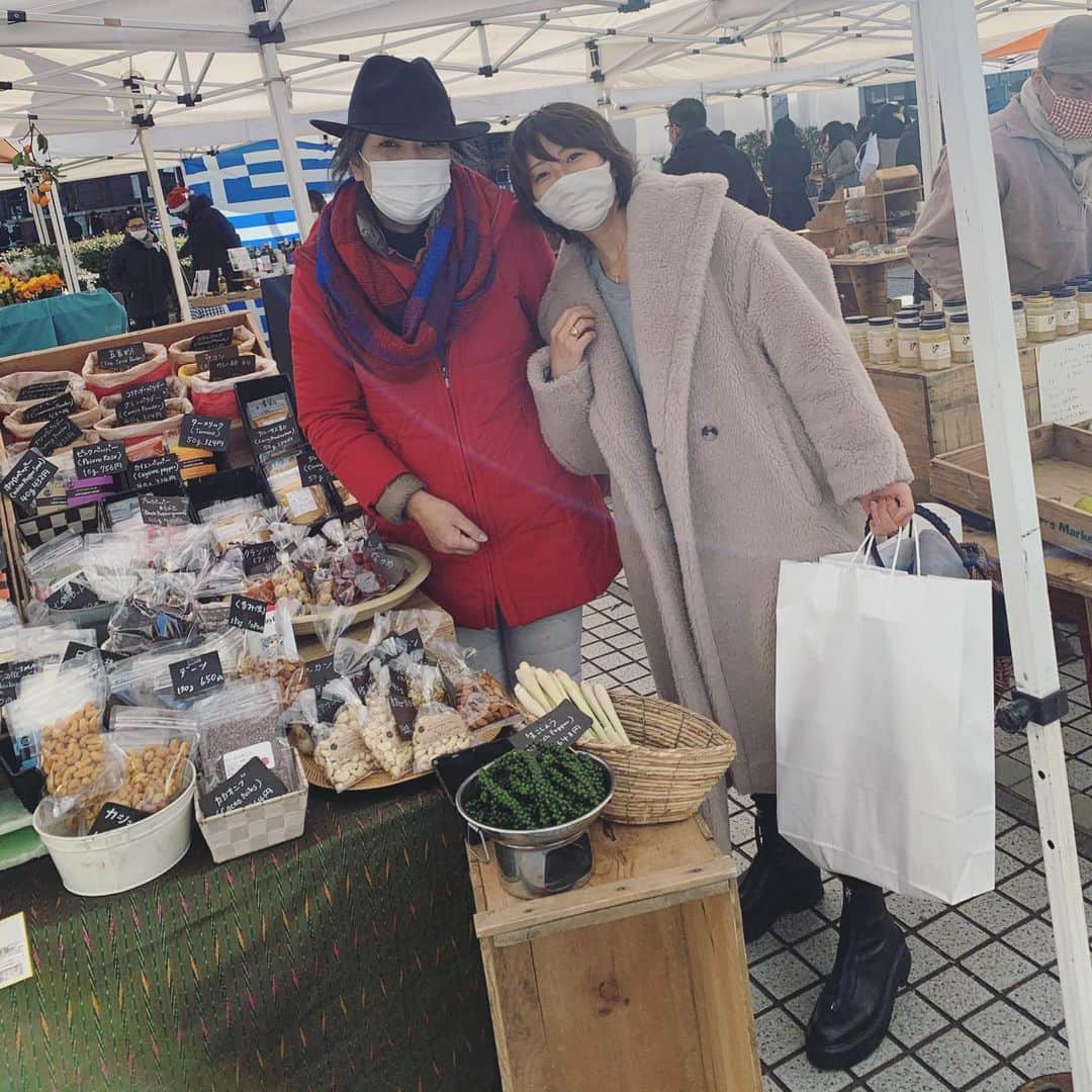 風間ゆみえのインスタグラム：「トゥナパハとカシューマサラ、お料理にもそのままおつまみにも絶品の黒胡椒の塩漬けを買いに青山のファーマーズマーケットへ  また、来年もSALON_Yにてスパイスクッキングクラスやりましょうね〜❣️  あんず買うの忘れた…」