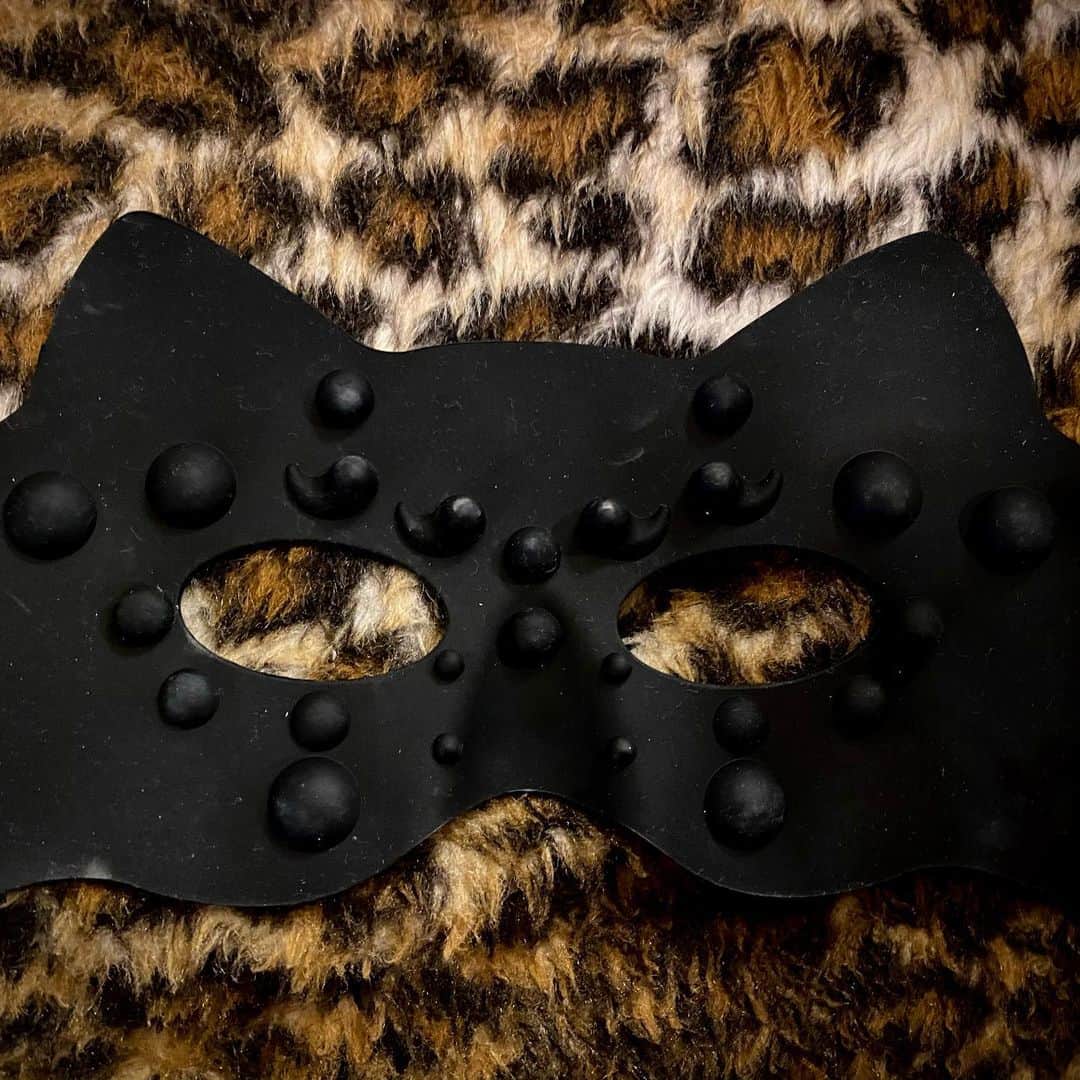 JILLさんのインスタグラム写真 - (JILLInstagram)「Meow... 寒い夜は 猫の手を借りて ツボ押し〜 CAT WALKのマスクとはちゃいますねん。  #personz #jillpersonz」12月20日 22時28分 - jillpersonz