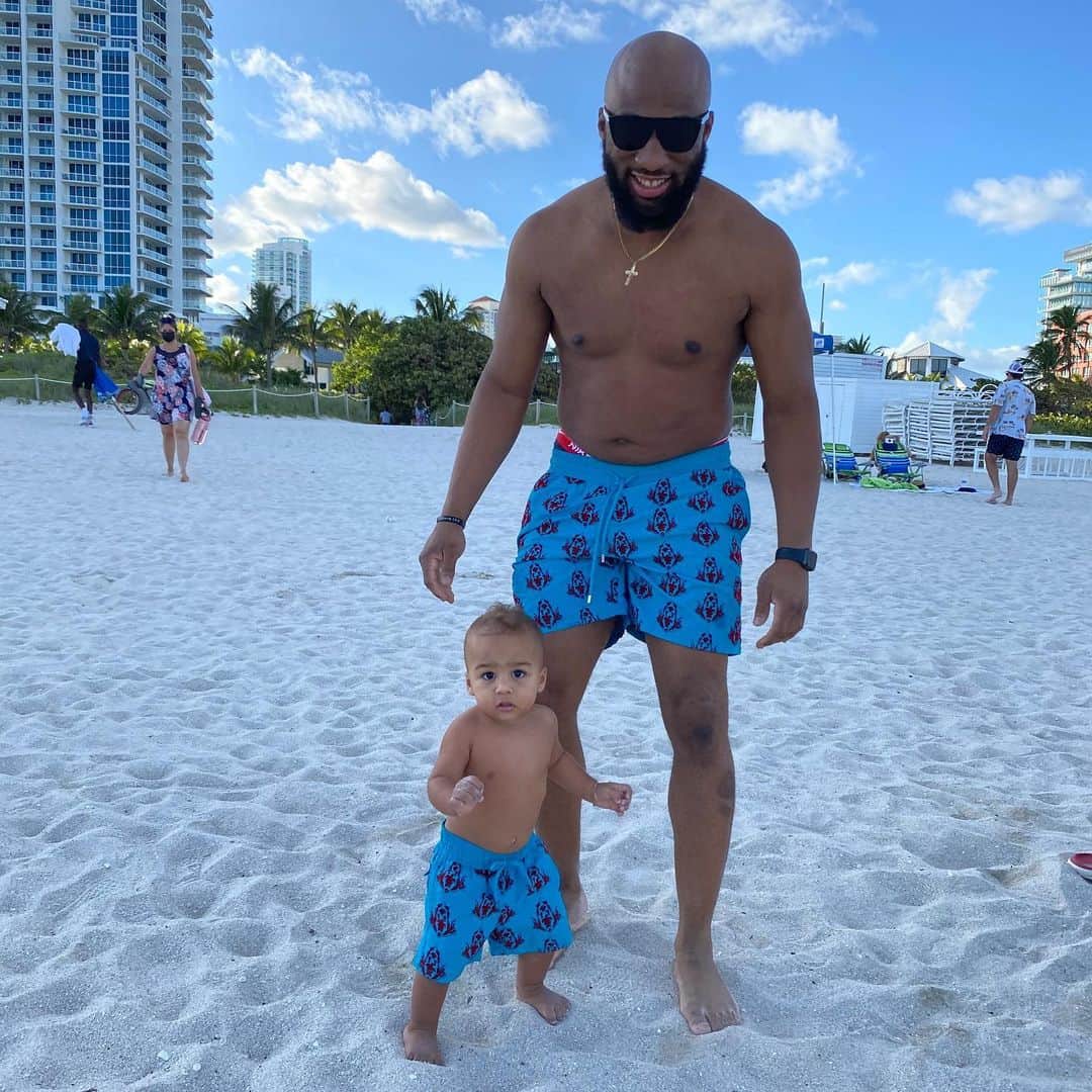 メル・ロハス・ジュニアのインスタグラム：「Matching swim trunks! 🤙🏾」