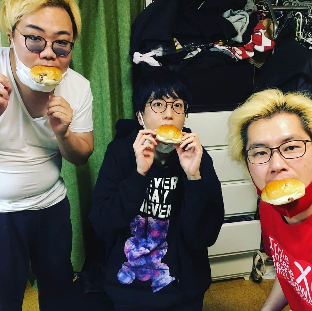 夢屋まさるさんのインスタグラム写真 - (夢屋まさるInstagram)「m1を見て、眼鏡を掛けたくなりレーズンパンを頬張りたくなる、そんな今日👀👀  #M1グランプリ」12月20日 22時33分 - yumeyamasaru