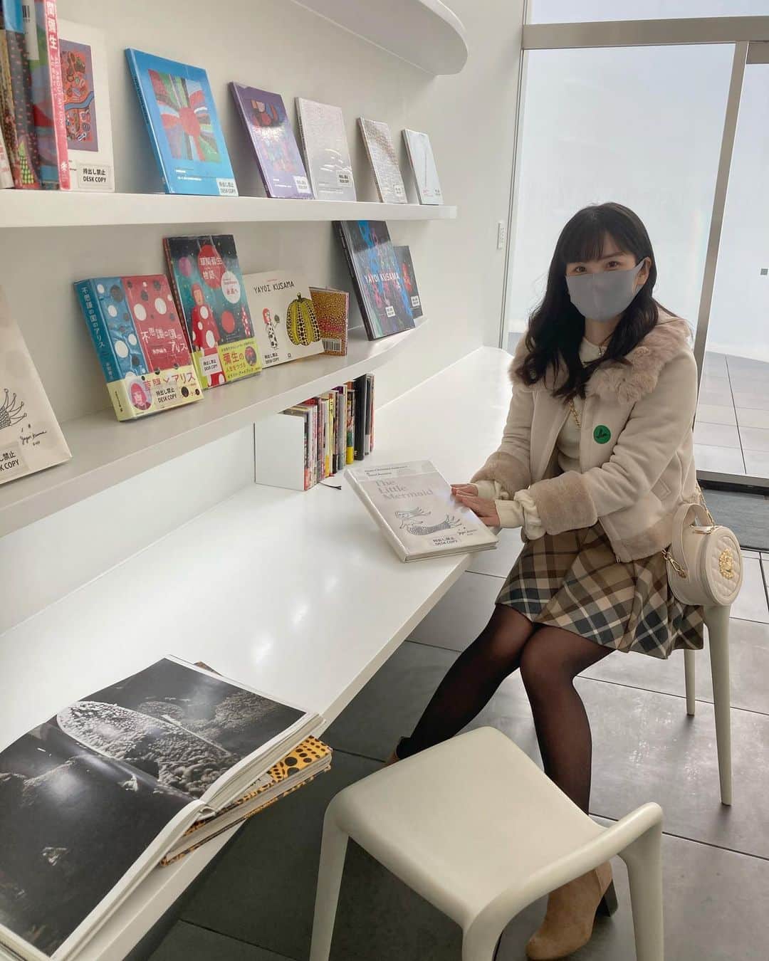 道重佐保さんのインスタグラム写真 - (道重佐保Instagram)「本を読む女☺️ふふふ ちなみに英語版「人魚姫」でした 𓇼𓆡𓆉 ⋆  #美術館巡り #草間彌生美術館 にて！*° #yayoikusama#yayoikusamamuseum」12月20日 22時34分 - sahomichishige