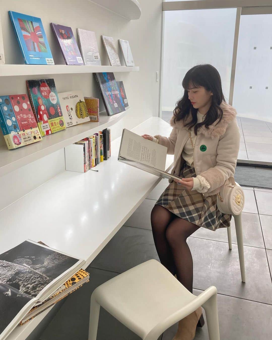 道重佐保さんのインスタグラム写真 - (道重佐保Instagram)「本を読む女☺️ふふふ ちなみに英語版「人魚姫」でした 𓇼𓆡𓆉 ⋆  #美術館巡り #草間彌生美術館 にて！*° #yayoikusama#yayoikusamamuseum」12月20日 22時34分 - sahomichishige