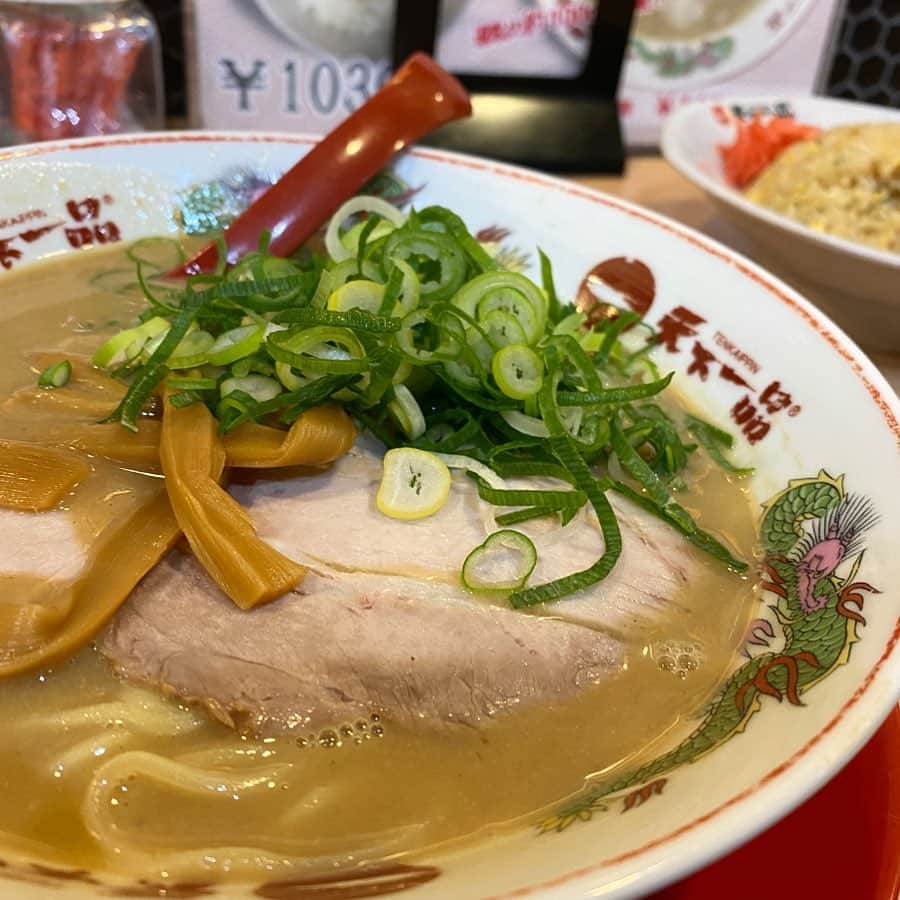 のインスタグラム：「天下一品  #天一#天下一品 #ネーミングにふさわしい #こってり#ぶっちゃけ初めて食べた時 一口でムリだった #２回目味覚と脳が繋がった #3回目ダイレクトに脳に美味しさ到達 #以降は想像にお任せします #風邪ひきそうになったら食べる #なんとなくジンクス #写真見返してまた食べたくなる」