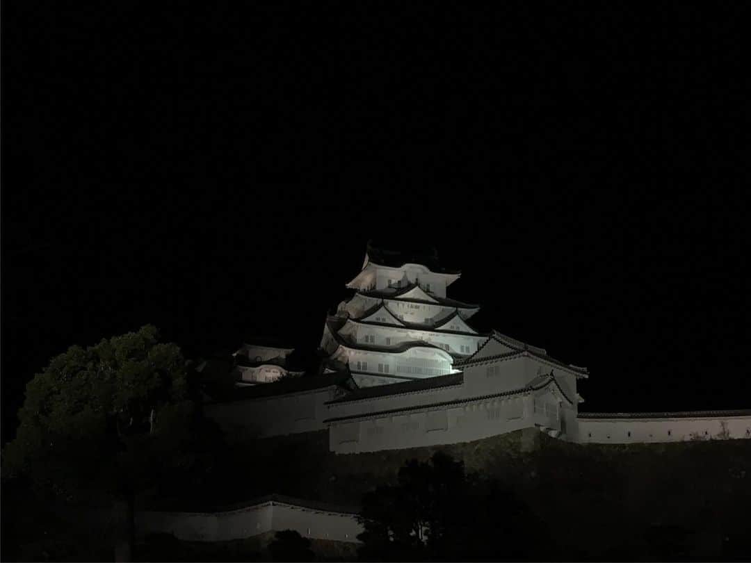黒山健一さんのインスタグラム写真 - (黒山健一Instagram)「ちょっと野暮用で、姫路に出没❗️ せっかくだから…姫路城をチラ見❗️ 期間限定の、イルミネーションが見れました❗️  Himeji Castle, famous for its white color❗️ Christmas illumination😊  #姫路城 #城  #白鷺城」12月20日 22時45分 - kenichi_kuroyama