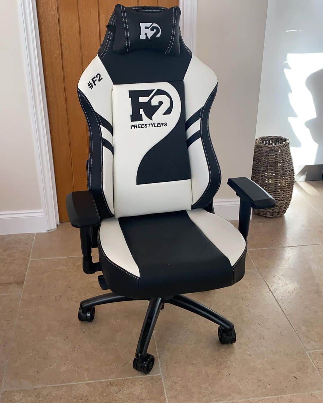 F2Freestylersのインスタグラム：「🚨DAY 8 GIVEAWAY🚨  This exclusive @gt_omega_ F2 gaming chair AND @easportsfifa 21. All you need to do is follow @gt_omega_ and tag 2 friends below 👇 Good luck! 🎮⚽️」
