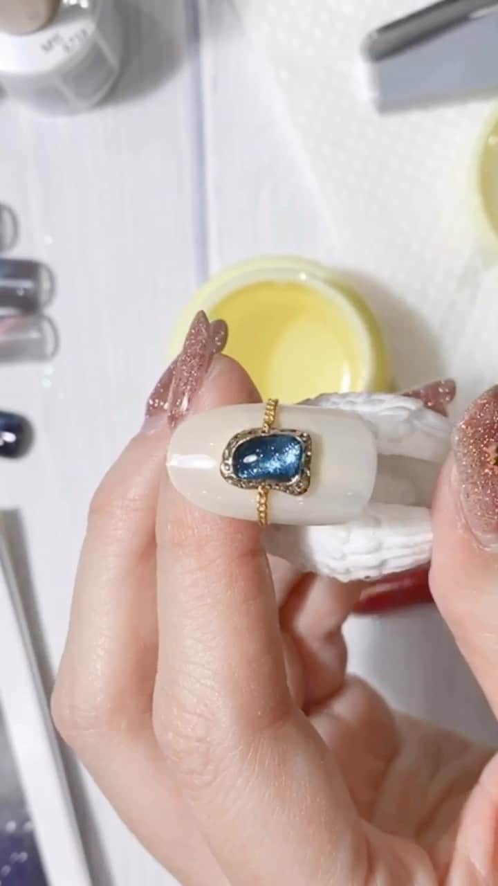 なかやまちえこのインスタグラム：「マグネットジェル Cat’sEyeを使って、宝石ネイル💎⠀ ⠀ jewel-like nails!⠀ ⠀  ⠀  PREGEL・Betty gel・きまぐれキャット・PREANFA・PREXY商品は、ネイリストの方は↓ ⠀ プリモール @nail_premall ⠀ http://gelnailshop.com/ ⠀ ⠀ キャンディポケット @candypocket_official ⠀ http://www.beautysupport.jp/sm/script_main/shoptop.php ⠀ ⠀ セルフの方は↓ ⠀ ジョイアート @joyartofficial ⠀ http://joyart.biz/ ⠀ ⠀ にて購入頂けます☺️⠀⠀ ⠀ @pregelofficial @kimagure_cat_whim @bettygel_official  #nail #nails #nailart #ネイル #美甲 #ネイルアート  #japanesenailart #manucure #japanesenails #manicurist #gelnails #أظافر #네일아트 #미용 #vẽmóng #ngườiđẹp  #เพ้นท์เล็บ #искусствоногтя #artedeuñas #เพ้นท์เล็บเจล #ジェルネイルデザイン #ネイルデザイン #senikuku #nagelkunst #マグネットネイル #マグネットジェル #magneticnails」