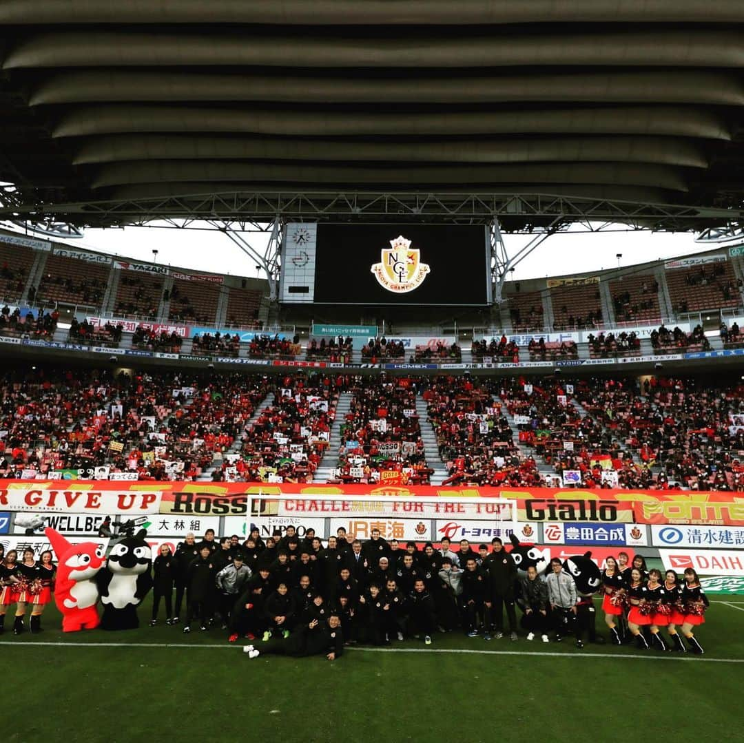 稲垣祥さんのインスタグラム写真 - (稲垣祥Instagram)「最終戦vs広島　1-0 まずアウェイ広島サポーターの方々、最後まで残って手を振ってくれたり嬉しかったです！ありがとうございました☺️  年間順位3位　ACL出場権獲得🎉 今年1年難しい状況の中最後までご声援ありがとうございました！ そして年間最多入場者数！ホーム最高です👍 改めて今年から名古屋グランパスの一員として共に戦えた事誇りに思います！ とりあえずゆっくり休みます。 #名古屋グランパス #グランパスファミリー #年間最多入場者数 #17試合無失点 #リーグ最多タイ記録 #人生初めてのユニフォーム交換 #一生の宝物」12月20日 22時37分 - inasho1225