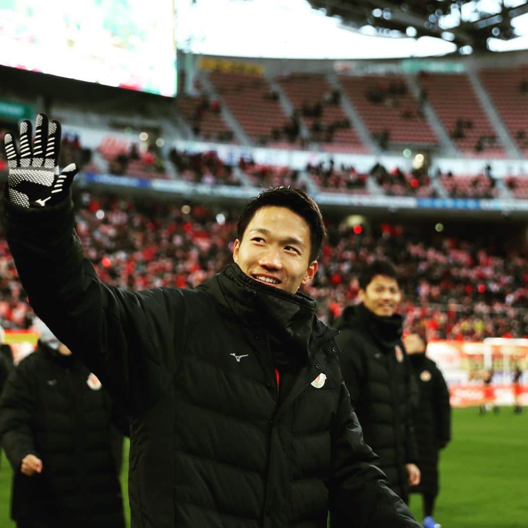 稲垣祥のインスタグラム：「最終戦vs広島　1-0 まずアウェイ広島サポーターの方々、最後まで残って手を振ってくれたり嬉しかったです！ありがとうございました☺️  年間順位3位　ACL出場権獲得🎉 今年1年難しい状況の中最後までご声援ありがとうございました！ そして年間最多入場者数！ホーム最高です👍 改めて今年から名古屋グランパスの一員として共に戦えた事誇りに思います！ とりあえずゆっくり休みます。 #名古屋グランパス #グランパスファミリー #年間最多入場者数 #17試合無失点 #リーグ最多タイ記録 #人生初めてのユニフォーム交換 #一生の宝物」