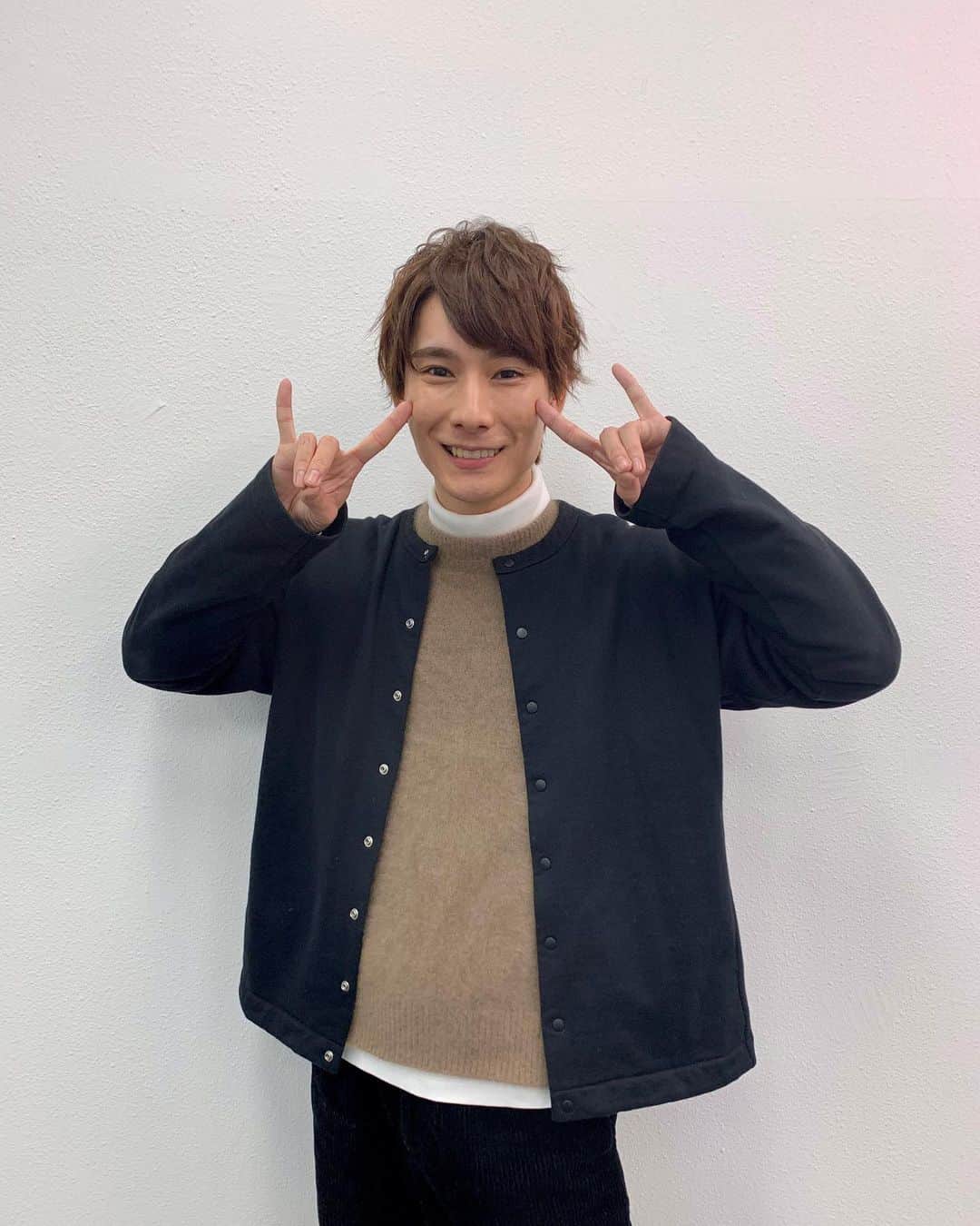 朝田淳弥のインスタグラム：「. 今日はオンラインイベント 皆さんの貴重なお時間の中、参加してくれてありがとうございます。 皆さんのおかげでチケットも全て完売でした。  初めてのイベントだったけれど、 これを通して改めて自分は皆さんの温かい応援に支えられているのだなと実感しました。 僕自身も皆さんに日頃の感謝をお伝えすることができて嬉しかったです。 皆さんに日頃の感謝をお伝えできるような機会を今後も作っていけるようこれからも精一杯頑張りたいと思います！！  今日は本当にありがとうございました🦊  #2021年カレンダー  #オンラインイベント」