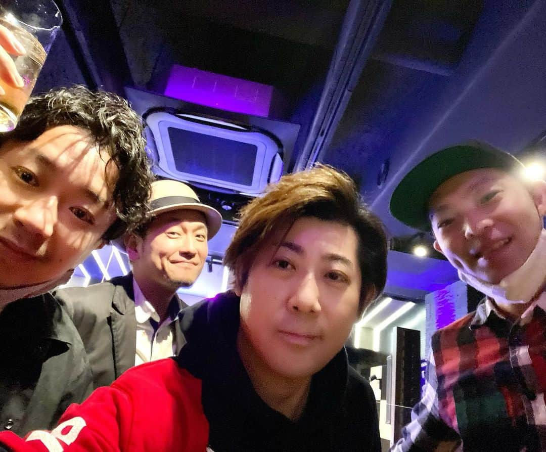 Shinnosukeさんのインスタグラム写真 - (ShinnosukeInstagram)「本番終了後バンドメンバーだけで。  Pf Shinnosuke Gt Shu Dr 山﨑悠平 Bs 相澤卓也  #live #お疲れ様でした」12月20日 22時53分 - shinscapade