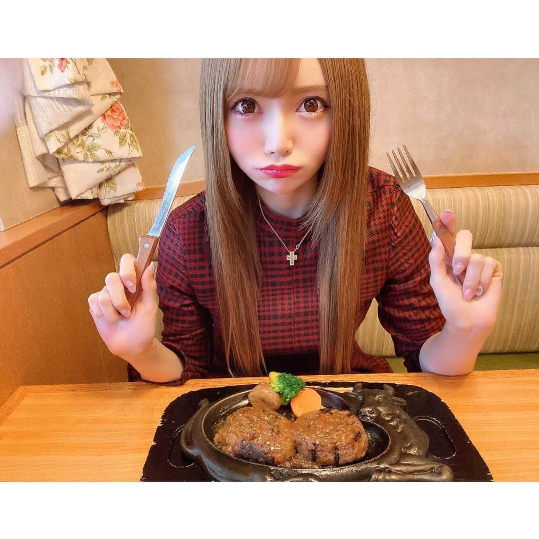 りのにゃんのインスタグラム：「+ .*ʚ♡ɞ*.+ﾟ﻿ ﻿ ﻿ ﻿ げんこつハンバーグ🍽 ﻿ 250ｇぺろり😋♥️ ﻿ ﻿ ﻿  ﻿ #歌舞伎町#池袋#ミナミ#六本木#キャバ嬢 #水商売 #ホスト#プリンスグループ#プリンスグループ東京#池袋redshoes #レッドシューズ#御殿場アウトレット#御殿場プレミアムアウトレット#アウトレット#彼女とデートなうに使っていいよ#fashion#codenate#韓国ファッション#さわやかハンバーグ#ハンバーグ#東京グルメ#新宿グルメ#静岡グルメ#グルメスタグラム#肉スタグラム#食べログ#美味い#コスパ良し#インスタ映え﻿  ﻿ ﻿ ﻿ ﻿」