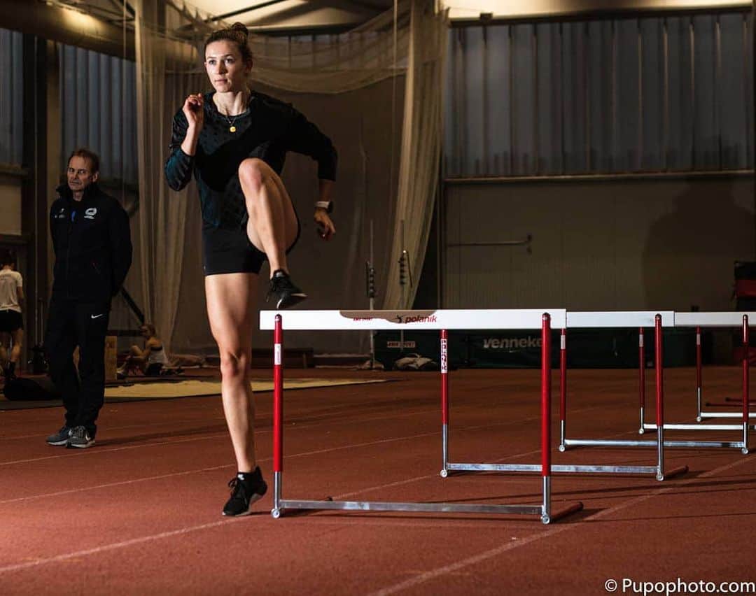 Paulien COUCKUYTのインスタグラム：「Doing what I most like 🙌🏻 . . .  #eyesontheprize #trainingmotivation #hurdles #enjoyingtheprocess #workingontheweakpoints #coachgotmyback #teamDGB」