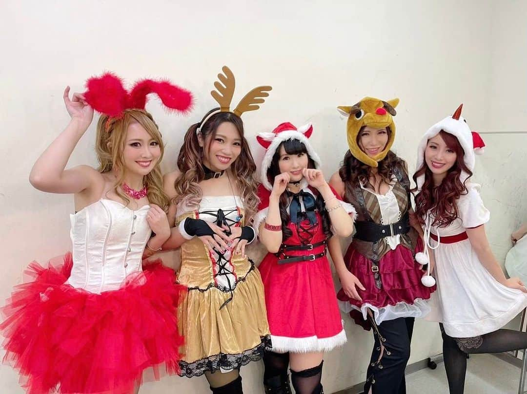 トキさんのインスタグラム写真 - (トキInstagram)「ALDIOUS Christmas version🎄🎄🎄‼️ なのに、サンタが一人も居ない(笑)  メンバー誰かサンタ着るやろ。  って全員が遠慮し合った結果、 着替えてみたら全員動物になってるという😲 でも楽しかったからいっかぁ(笑) リアルディアスらしい愉快なライブ🎄 ・ #aldious #アルディアス  #新宿Reny #aldioustoki」12月20日 22時47分 - aldioustoki