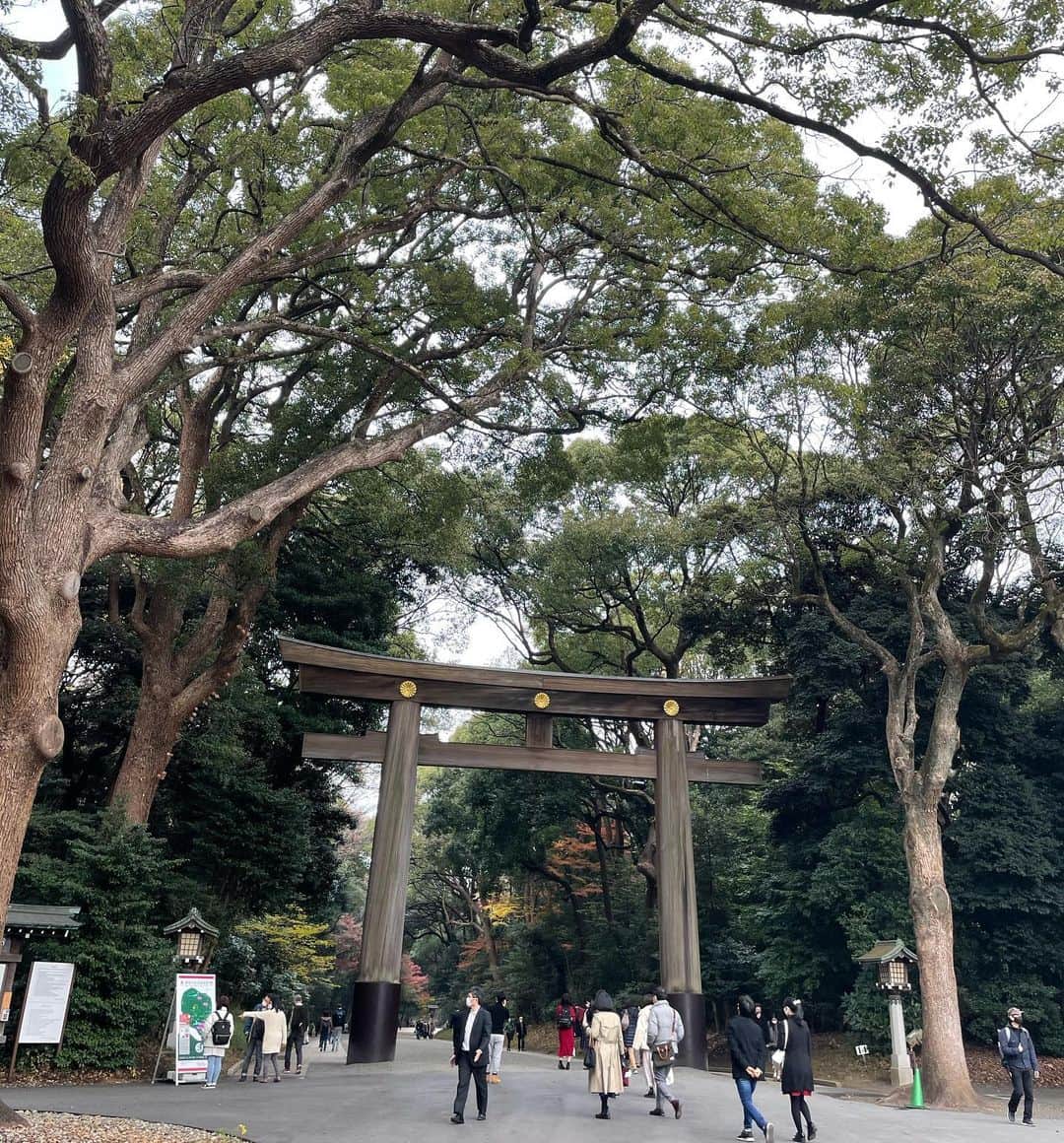 須黒清華のインスタグラム：「昨日のアド街をご覧頂いた皆様、メッセージをくださった皆様、本当に有難うございました✨ 家で見ながらまたウルウルしてしまいました😭 . OA前に感謝の気持ちを込めて、明治神宮へ参拝に行ってきました🙏⛩✨ これからもアド街がずーっと続いていきますように🍀 #アド街 #アド街ック天国  #有難うございました #明治神宮 #参拝👏👏 #片渕アナ 応援よろしくお願いします💕」