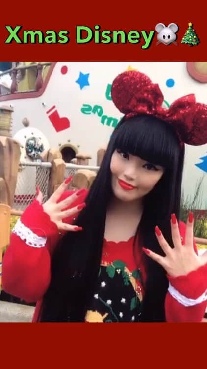 森山穂乃香のインスタグラム：「Christmas Disney🐭🎄🎁❤️ クリスマスディズニーに行ってきたよー❤️💚✨踊っちゃうよね!Christmas is just around the corner🎅🏻✨#disneyland #disney #christmasdisney #christmas #xmas #merrychristmas #christmasdance #christmasdancechallenge #dance #tokyodisneyland #honokamoriyama #tokyo #anime #animegirl #animejapan #japan #ディズニーランド #東京ディズニーランド #クリスマス #メリークリスマス」