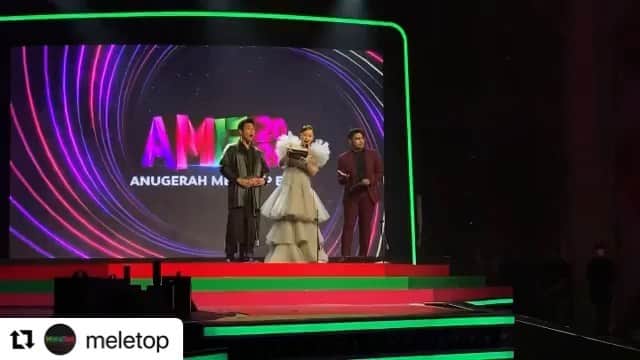 ハンビョル のインスタグラム：「Thank You AME! Thank you @twinklerfc ! We did it! 👏  #Repost @meletop ・・・ Pemenang bagi kategori Artis Baharu MeleTOP #AME2020! Tahniah @onestarbyul! All the way from Korea! #AME2020 #YangEpikYangLegend #YesAME2020」