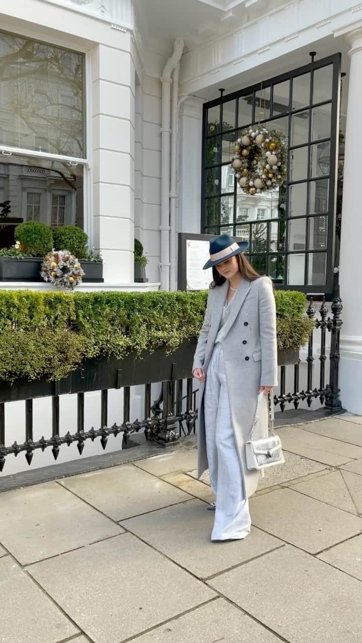 ペオニー・リムのインスタグラム：「Grey is one of my favourite colours to wear in the winter. In someways it’s the blue of the winter for me. I find pale blues can be a bit cold in the winter and grey is a great alternative that still feels soft and warm. I like to combine shade of grey and textures in outfits. #peonylimstyle  Hat @landhats (gifted)  Coat @alexandermcqueen  Jumper @zara Trousers unbranded  Shoes @manoloblahnik  Bag and Jewelry @bulgari (sample)」