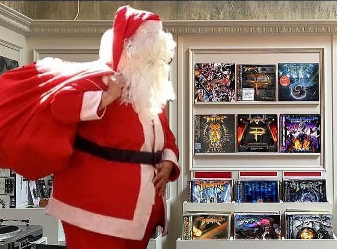 DragonForceさんのインスタグラム写真 - (DragonForceInstagram)「Peace, love and extreme power metal 🎅🏻🎄🤘🏼 Looks about right?」12月21日 4時25分 - dragonforcehq