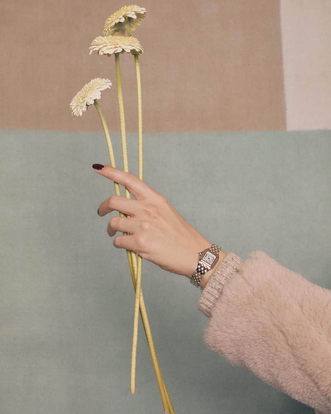 Harrodsのインスタグラム：「THE HOMEBODY. Home is where the heart is – and the Homebody’s is a haven of hygge.  Shop the Homebody’s ultimate gift guide through our link in bio.   #Harrods #HarrodsFashion #HarrodsChristmas  Our stores are closed – except for the Food Halls and Pharmacy – but you can still shop remotely through our Personal Shopping service, and online at harrods.com.」