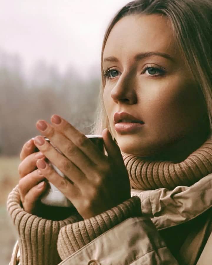 Nataly Osmannのインスタグラム：「My new vlog is about Russian forests, so beautiful and fragile.  My biggest wish ever is that people become more mindful to the nature and remember that a human is not the main figure on the Earth.  Сегодня вышел второй влог в рамках нашей эко-экспедиции по заповедникам России. В этой серии мы рассказываем про Брянский лес, «один из последних остатков некогда могучего пояса европейских лесов». Если в предыдущем влоге я знакомила вас с русским югом, то в этом – покажу первозданные леса нашей страны. Вы знаете, что моя давняя страсть –показывать природу в единении с человеком, ведь есть люди, которые живут с таким уважением к окружающему миру, как будто они и есть часть природы, и для них абсолютно всё – живое. Поэтому я с замиранием сердца ждала встречи с главным местным хранителем – Игорем Шпиленком @igor_shpilenok . Кстати, главный символ заповедника - чёрного аиста – первым обнаружил в здешних краях именно Игорь Петрович. Всех активно призываю подписаться на Игоря Петровича в инстаграм, который он завёл совсем недавно, и почитать его ЖЖ, в котором собраны фотографии и истории множества прекрасных мест нашей страны, какие-то из них мы с Мурадом уже тоже успели исследовать, какие-то мечтаем теперь посетить по следам нашего сегодняшнего героя. А пока - приглашаю посмотреть наше новое видео с панорамными съёмками рек и лесов, кормежкой зубров и интервью ;) #нацпроектэкология ( ссылка в профиле)」