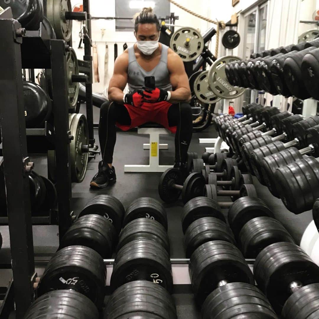 棚橋弘至さんのインスタグラム写真 - (棚橋弘至Instagram)「夜練終わり。ダンベル使い放題。 #二頭筋 #biceps #新日本プロレス道場」12月20日 22時54分 - hiroshi_tanahashi