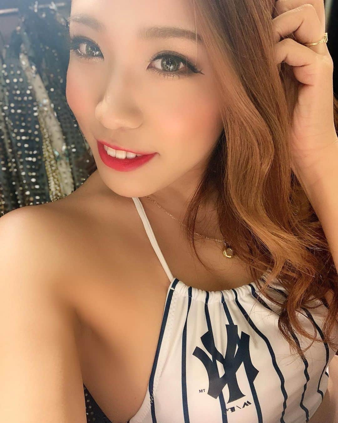 のインスタグラム：「年内最後の出演日ストーリーにアップしました☺️🗓 プロフィールのハイライトにも載せてます✔️良かったらみてねっ🐒🤍 . クリスマスだったりあいりの周年イベントだったり今週もイベント盛り沢山ですがまずは明日！いよいよBチーム新曲リリースです！🕺🕺🕺 とってもカッコよく仕上がってるので皆さん楽しみにしててください🖤 リリース日ならではの緊張感がありますが、ぜひそれも一緒に感じてくださったら嬉しいです☺️ . . #エンタメ活動を止めない  #バーレスクヤバイ #バーレスク東京 #パリオン #セクシー #ショーガール #ショークラブ #ダンサー #バーレスク #エロカワ #モデル #むちむち女子 #ギャル #水着女子 #インスタ映え #えちえち #水着ギャル #巻き下ろし #かきあげ女子 #ヤンキース #burlesquetokyo #burlesque #dancer #showgirl #bikini #instagood #selfie #showclub #NY #yankees」