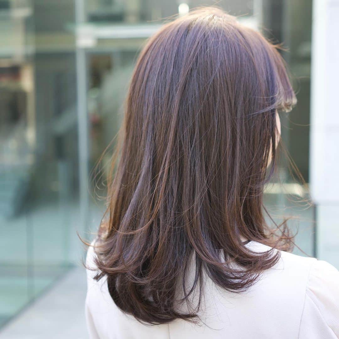 下田奈奈さんのインスタグラム写真 - (下田奈奈Instagram)「*﻿ 2020年美容室納めしてきました✂︎﻿ ﻿ 大学生の頃からずっと通っている﻿ 表参道の美容室ナチュラの @michiru8686 さん🙏 ﻿  最近数年ぶりに前髪を伸ばしてみています💇‍♀️ ﻿  前髪をこのまま伸ばすか切るか悩み中です… 正直みなさんはどっち派でしょうか🤔？﻿ ﻿  色味は冬で暗めのお洋服が多いので﻿ 少しだけ明るくしてもらいました🤎﻿ ﻿ ﻿  #美容室 #美容院 #青山美容室 #青山美容院 #表参道美容院 #表参道美容室 #表参道ヘアサロン #東京ヘアサロン #フェミニンヘア #フェミニンスタイル #コンサバヘア #コンサバスタイル #セミロング #セミロングヘア #長め前髪 #natura #ナチュラ #japanesegirl #japanesehairstyle」12月20日 22時56分 - shimodanana