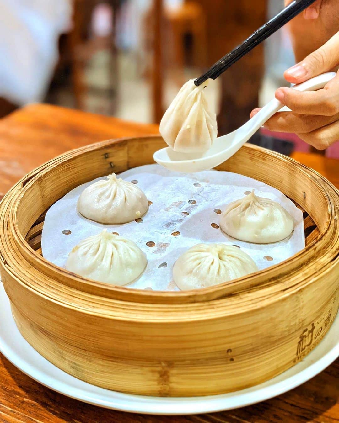 Li Tian の雑貨屋のインスタグラム：「Oh why did I take so long to meet this fine petit Xiao Long Bao 🥟 which some say are better than DTF and CJ. Can’t give a straight comparison here but I can say that they are delicious and much cheaper at $5.80 for 5 pcs 👍 Also had the dan dan mian, fried leek and prawn dumplings and beef pies—all of which would make me wanna revisit this place again  • • • #sgeats #singapore #local #best #delicious #food #igsg #sgig #exploresingapore #eat #sgfoodies #gourmet #yummy #yum #sgfood #foodsg #burpple #beautifulcuisines #bonappetit #instagood  #eatlocal #noodles #delicious #sgrestaurant #xiaolongbao #chinese」