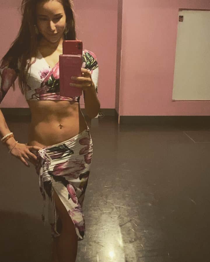 𝙵𝙰𝙸𝚁𝚈 のインスタグラム：「・ ・ ・ "自分がどうなりたいか"も 大切だけどその気持ちが 強くなり過ぎると それに向けての大切な材料の　 本質が薄れることも。 だから、どうなりたいより 自分が何をしたい、伝えたい、のか それを極めると自然と夢は叶うし なりたいように人生は 進んでいくのかも🌈✨ ・ お腹のウェーブ⚡️⚡️ 🧚‍♀️いつもみんなの笑顔のおかげで #世の為人の為 #follow#happy ##スピリチュアル #ヒーリング#music #japan#cute #sexy#love#🇯🇵 #dance #followme #thankyou  #goodtime #enjoy #enjoylife #❤️ #japanesegirl #instagram#楽しみたい #smile#like4like#エクササイズ  #心から#ピカピカ #変化を楽しむ  #感謝#魔法」