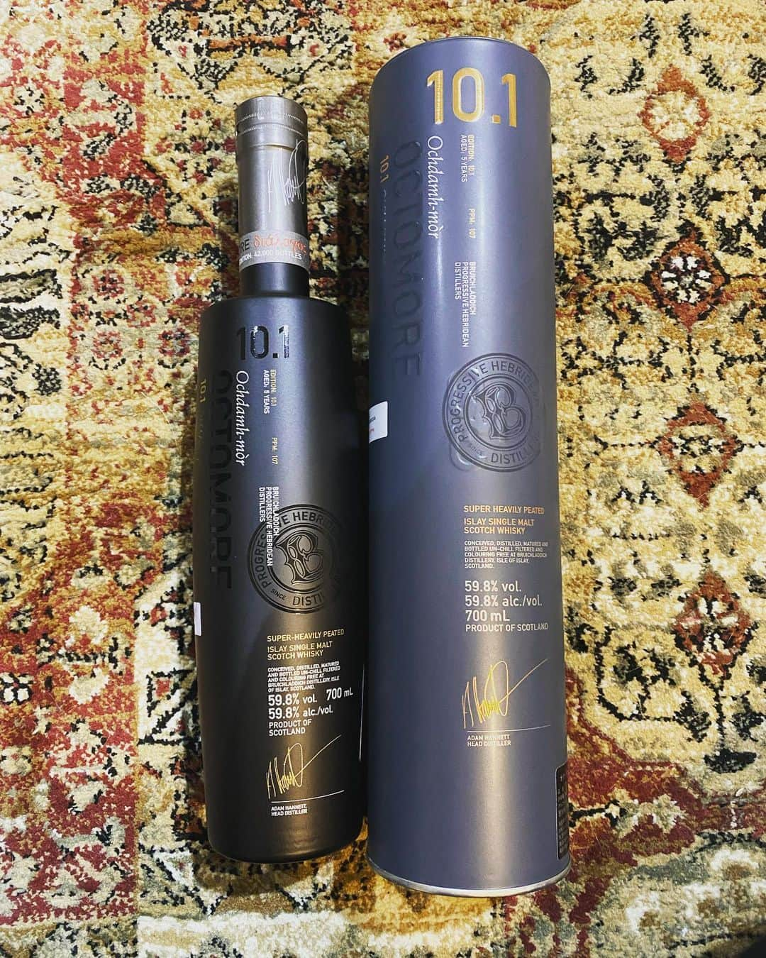 松本岳のインスタグラム：「OCTOMORE 10.1頂いた🐶🐶 初めて飲むぅ楽しみぃ！！  #OCTOMORE」