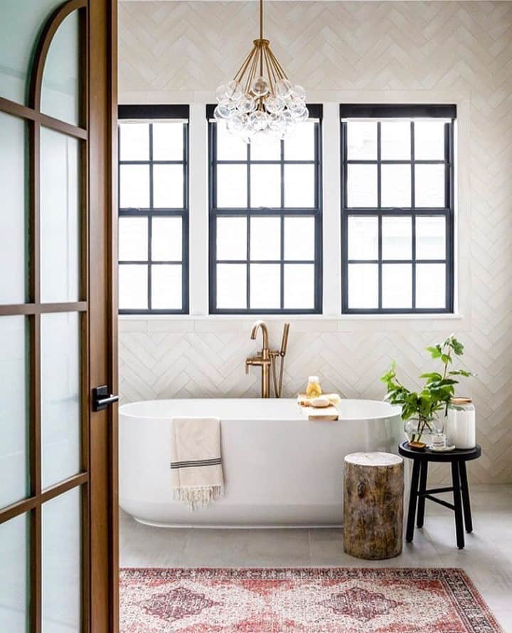 MT DOMAINEさんのインスタグラム写真 - (MT DOMAINEInstagram)「Perfect rug, perfect bathtub, perfect light fixture. What's your favorite detail? #SelfCareSunday 📷: @lindsay_salazar_photography @houseofjadeinteriors」12月20日 23時00分 - mydomaine