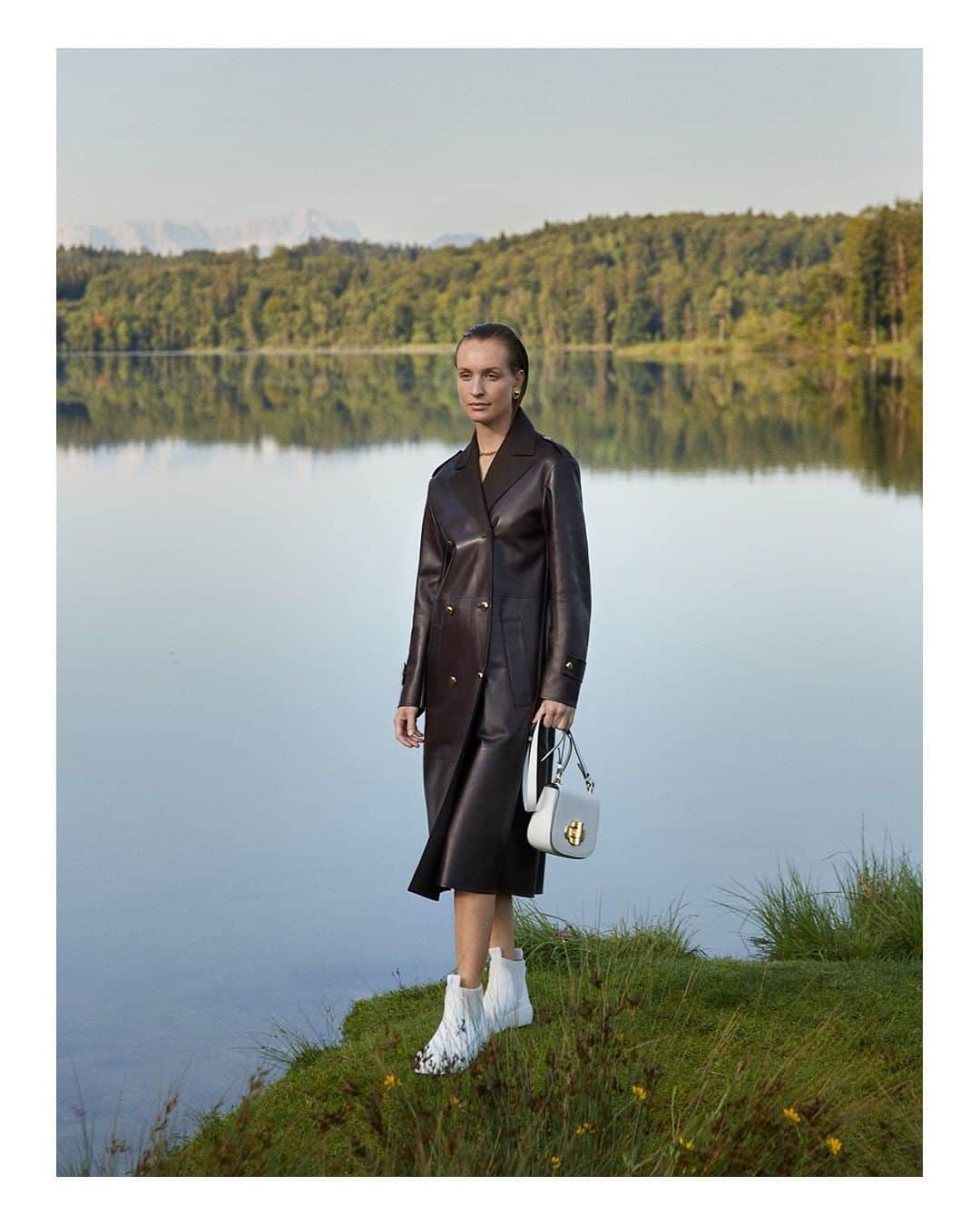 バリーさんのインスタグラム写真 - (バリーInstagram)「Lakeside luxury with @sleekmag , featuring our #BallyCurling boots and #BallyAW20 coat. #BallyEditorials _  Magazine @sleekmag  Photography @quirin.siegert  Styling @annaaborisovna」12月20日 23時00分 - bally