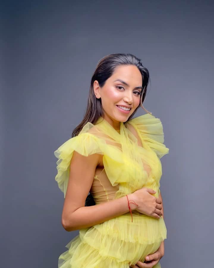 Diipa Büller-Khoslaのインスタグラム：「The pregnancy glow is a thing ✨🥰」
