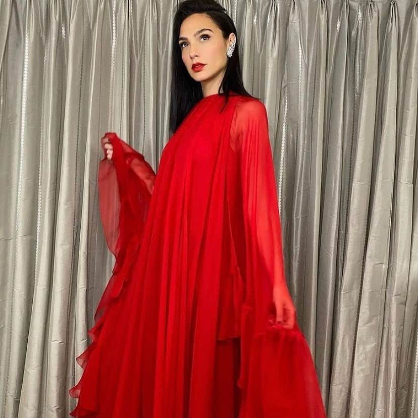 Valentinoさんのインスタグラム写真 - (ValentinoInstagram)「For the “Wonder Woman 1984” virtual premiere in China, @gal_gadot was styled by @elizabethstewart1 in a red Valentino gown designed by @pppiccioli.   #ValentinoDiVas」12月20日 23時03分 - maisonvalentino