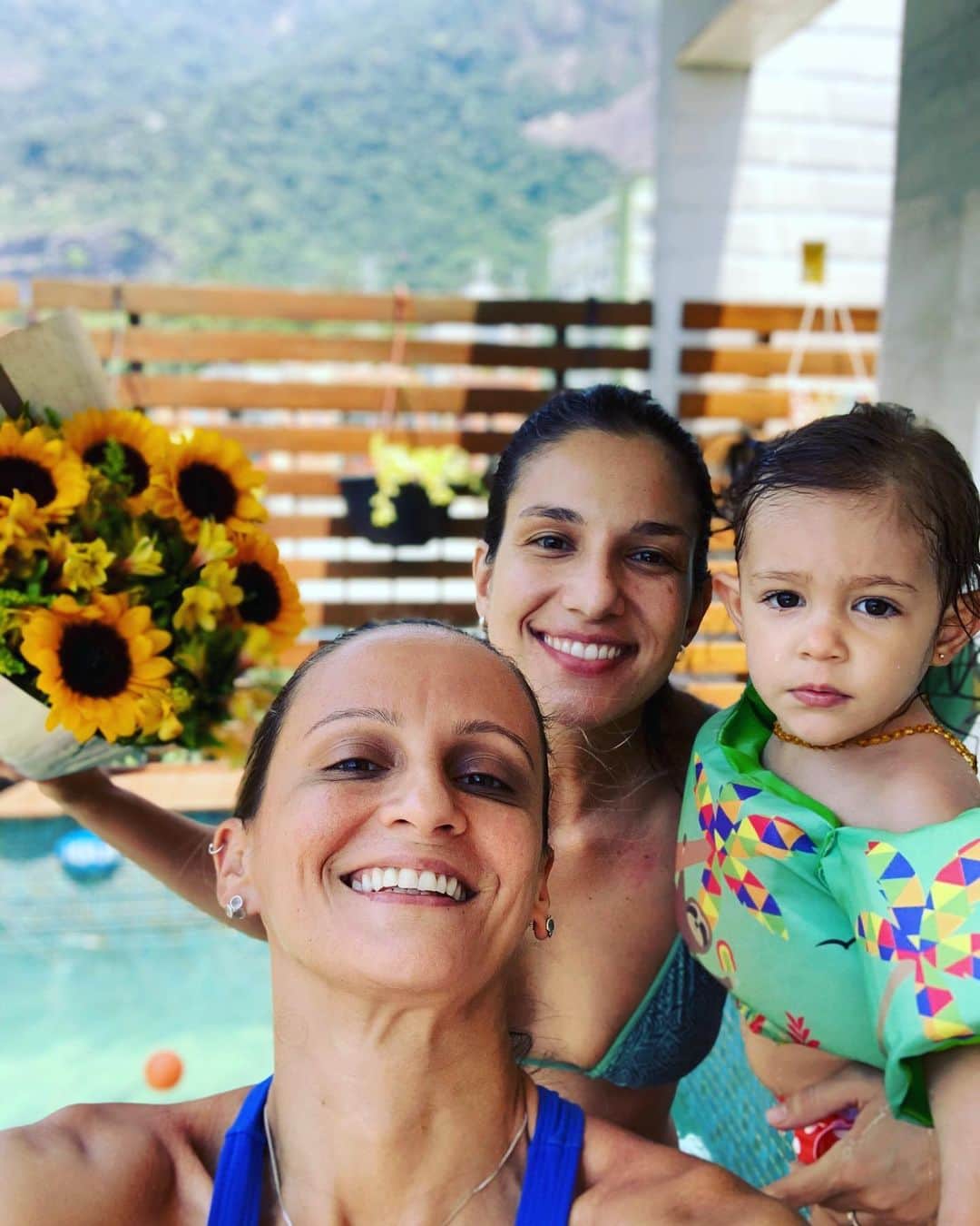 のインスタグラム：「7 anos! Obrigada, meu amor! Parceria, afeto, diálogo, dias duros, mas acima de tudo, com mt amor! Nossa cumplicidade é o que mais me encanta! Que estejamos unidas! 🎉💖🌈👩‍👩‍👧」