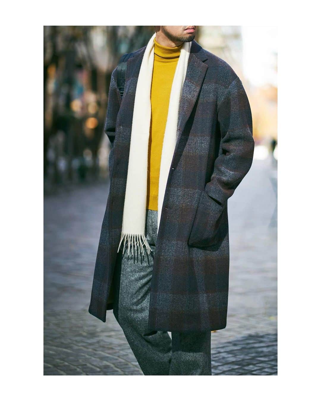 のインスタグラム：「.﻿ 【時代性を捉えたエディフィスが提案するNewドレスカジュアルスタイル】﻿ ﻿ ﻿ ﻿ STYLE:3﻿ ﻿ 冬のビジカジスタイルにもオーバーサイズで大人の余裕があるコートがおすすめ。﻿ 厚みがあるしっかりとした生地、ハリのあるフォルムでオンブレ調のチェックが目を惹くデザインコート。﻿ ﻿ 休日でも冬場は暗い色で合わせがちですが、発色の良いカラーニットでより新鮮な印象にアップデート。﻿ 小物で取り入れるアイテムも品のあるアイテムをセレクトすることで、幅広いシチュエーションで対応可能。﻿ ﻿ ﻿ ﻿ ﻿ ＊詳しくはプロフィール欄のリンク🔗をチェック✔︎﻿ ﻿ ﻿ ﻿ ﻿ Coat:【EDIFICE】¥72,600﻿ No. 20020300200430﻿ ﻿ Knit:【EDIFICE】¥14,300﻿ No. 20080300100140﻿ ﻿ Shoes:【Common Projects】¥55,000﻿ No. 20093310310230﻿ ﻿ Muffler:【EDIFICE】¥12,100﻿ No. 20098300100040﻿ ﻿ BAG:【MACKINTOSH × PORTER】¥64,900﻿ No. 20092310002748﻿ ﻿ ﻿ ﻿ ﻿ #edifice﻿ #2020aw﻿ #menstyle」