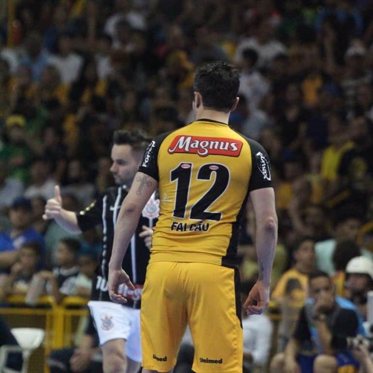 アレッサンドロ・ローザ・ヴィエイラのインスタグラム：「Já já as 13:15 horas tem a final da @lnfoficial 2020!   @magnusfutsal x Corinthians-  1º jogo empate em 1x1 -  Curiosidade- Meu 1º jogo em #Ligafutsal foi pelo Corinthians em 1996, e meu último jogo em #Ligafutsal foi em 2018 pelo @magnusfutsal -   Quem vence?  Transmissões- #Sportv e #TVBrasil」