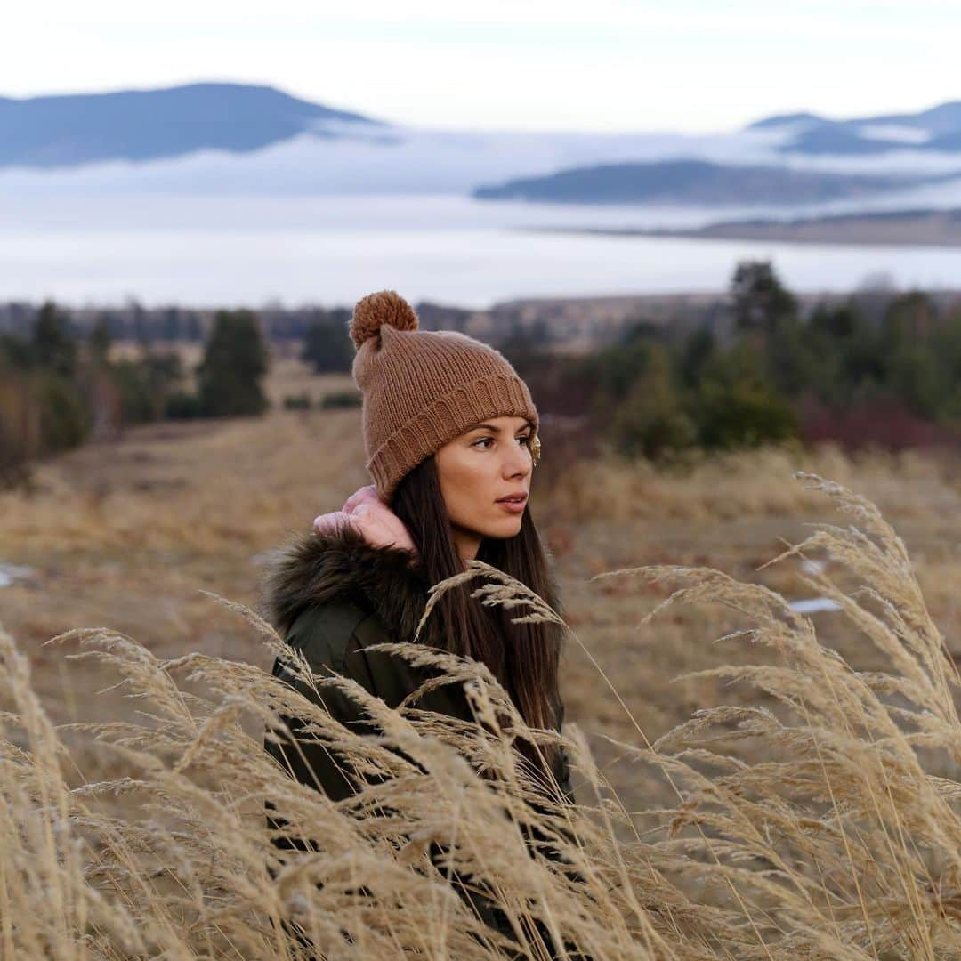 ツベタナ・ピロンコバさんのインスタグラム写真 - (ツベタナ・ピロンコバInstagram)「Beautiful hike in a foggy winter day 🤍🤍🤍 #winter #nature」12月20日 23時19分 - tpironkova