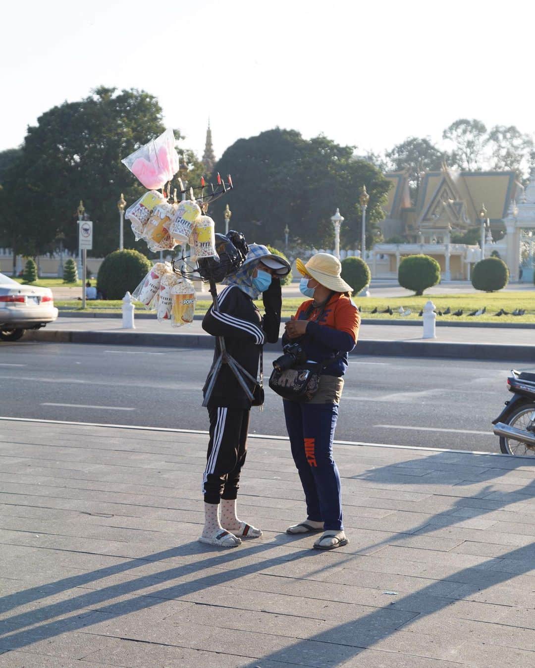 Shunsuke Miyatakeのインスタグラム：「Chitchat between popcorn seller and photographer, Riverside, Phnom Penh」